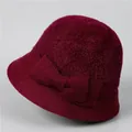 Dettaglio del cappello a secchiello bordeaux in maglia con parte superiore in peluche - M / Borgogna