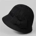 Détail d'un chapeau cloche noir en fausse fourrure avec un grand nœud décoratif sur le côté - M (56-58cm) / Noir