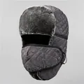 Détail du chapeau de trappeur matelassé gris foncé avec fausse fourrure et masque amovible - M (56-58cm) / Gris