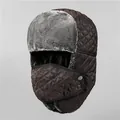 Gros plan du bonnet aviateur matelassé avec doublure en fausse fourrure et masque amovible - M (56-58cm) / Café