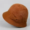 Détail d'un chapeau cloche en fausse fourrure caramel avec texture tricot et nœud - M (56-58cm) / Couleur caramel