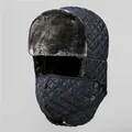 Détail du chapeau de trappeur matelassé avec fourrure épaisse et masque intégré - M (56-58cm) / Bleu marine