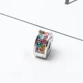 Vista macro di charm a cilindro con cristalli multicolore e finitura argento - Argento Multicolore Intarsiato