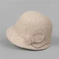 Eleganter beiger Wollhut für ältere Damen mit Filzblatt- und Pelzballdekoration - M / Beige