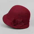 Detailansicht weinroter Wollhut mit Stoffblumen und weichem Pompon für Damen - M / Burgunderrot