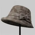Vintage bruine geruite wollen vissershoed voor dames met een strik en zachte pompon - M / Khaki