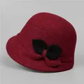 Dettaglio della trama del cappello cloche in lana rosso scuro per donne con fiocco nero - M(56-58cm) / Borgogna