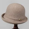 Eleganter Wollfilz-Glockenhut für Damen in Hellbraun mit goldenem CH-Metall-Logo-Detail - M (56-58cm) / Mokka