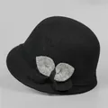 Dettaglio del cappello cloche in lana nera con foglia decorativa e trama morbida - M(56-58cm) / Nero