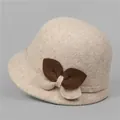 Dettaglio cappello a secchiello in feltro di lana con elegante fiocco a foglia - M(56-58cm) / Beige