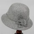 Detail van wollen vilthoed met handgemaakte bloem en zachte bont pompon decoratie - M / Grijs
