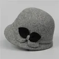 Dettaglio del cappello cloche in lana con trama in feltro e fiocco nero decorativo - M（56-58cm） / Grigio