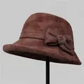 Detail van wollen vissershoed met strik en pluchen bal voor oudere dames - M / Bordeauxrood
