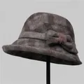 Detail van de wollen cloche hoed voor oudere dames met ruitpatroon en strikaccent - M / Taro