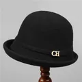 Detailaufnahme eines schwarzen Filzhutes mit goldenem CH-Metallschnallen-Logo - M (56-58cm) / Schwarz