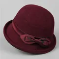 Dettaglio dell'elegante cappello bordeaux in lana con nastro di raso e fiocco - M (56-58cm) / Borgogna