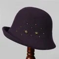 Detailansicht lila Wollhut für Damen mit elegantem Strassblumen-Dekor-Akzent - M (56-58cm) / Lila