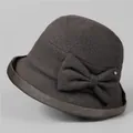 Dettaglio del tessuto del cappello a cloche grigio invernale con fiocco e strass - M / Nero e Grigio