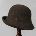 Detail eines Woll-Fischerhuts mit exquisiten handgefertigten Strass-Blumenverzierungen - M (56-58cm) / Kaffeebraun