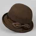 Dettaglio del cappello cloche in lana marrone con fiocco in raso e texture raffinata - M (56-58cm) / caffè