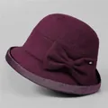 Dettaglio cappello a secchiello viola in maglia con fiocco in velluto, strass e tesa jacquard - M / Viola