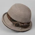 Dettaglio di cappello cloche in lana vintage con nastro floreale marrone e fiocco decorativo - M (56-58cm) / Caffè Chiaro