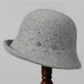 Detailansicht eines Woll-Topfhats mit funkelnden Strasssteinen und Pailletten-Verzierung - M (56-58cm) / Grau