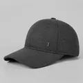 Dettaglio del tessuto spesso e logo T in metallo su cappello invernale grigio da uomo - Regolabile / Grigio