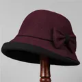 Detailopname van elegante cloche-hoed met gerolde rand en strik op een houten standaard - M / 56-58cm / Bordeauxrood