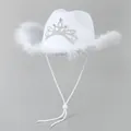Dettaglio di un cappello da cowboy bianco in feltro con corona di strass e piume - Bianco