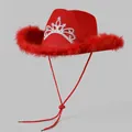 Dettaglio cappello da cowboy rosso con corona di strass e bordo in piume rosse - Rosso