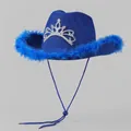 Dettaglio cappello cowboy blu con corona di tiara argento e bordo di piume soffici - Blu
