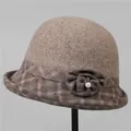 Elegante cappello cloche da donna in maglia color cammello e lana a quadri marroni con fiore - M(56-58cm) / Khaki chiaro