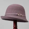 Elegante gorro de punto violeta oscuro con patrones geométricos y hebilla dorada chic - M (56-58cm) / Taro