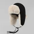 Gros plan du bonnet d'aviateur tricoté avec maille noire et doublure en fausse fourrure - M (56-58cm) / Noir