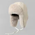 Détail du bonnet en tricot avec doublure en fausse fourrure et lanières blanches - M (56-58cm) / Poche zippée