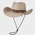 Detail van beige cowboyhoed met etnische gevlochten band en zilveren munthangers - M (56-58cm) / Beige
