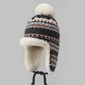 Détail d'un bonnet trappeur tricoté avec motif de flocon nordique et doublure en fourrure - M (56-58cm) / Gris clair