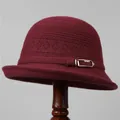 Detalle de gorro de punto burdeos con flores caladas y hebilla dorada de moda elegante - M (56-58cm) / Burdeos