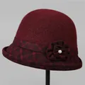 Dettaglio del cappello cloche in feltro di lana rosso scuro con fiore e perla decorativa - M(56-58cm) / Borgogna