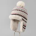 Détail du bonnet en maille beige avec motif nordique et doublure en fausse fourrure - M (56-58cm) / Poche zippée