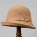 Detalle de gorro de punto color camel con textura geométrica y hebilla dorada elegante - M (56-58cm) / Caqui