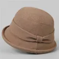 Détail de la cloche en laine marron montrant la texture et le nœud décoratif latéral - M (56-58cm) / Camel