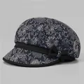 Nahaufnahme einer dunkelblauen Schirmmütze mit Blumenmuster und schwarzer Schleife - M (56-58cm) / Marineblau