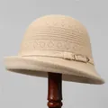 Detalle de sombrero de punto beige con elegante hebilla de metal dorado en soporte - M (56-58cm) / Beige