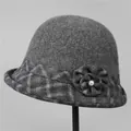 Dettaglio cappello cloche invernale grigio scuro con fiore in tessuto e perla elegante - M(56-58cm) / Grigio scuro