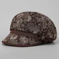 Detailansicht der braunen Blumentextur und Schleife an dieser Damen-Baskenmütze - M (56-58cm) / Kaffeebraun