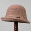 Primer plano de sombrero cloche de punto rosa con texturas y hebilla dorada decorativa - M (56-58cm) / Café Claro
