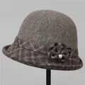 Dettaglio cappello cloche in feltro di lana con tesa a quadri e decorazione floreale - M(56-58cm) / Khaki scuro
