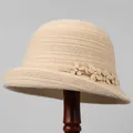 Dettaglio di un cappello cloche in maglia beige con fiori decorativi e perle dorate - M (56-58cm) / Beige